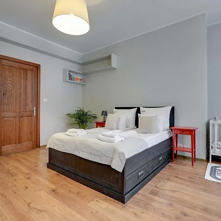 Center, Art House & Family By Downtown *