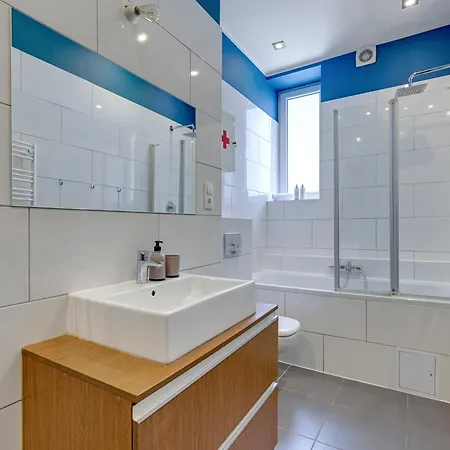 Center, Art House & Family By Downtown Danzig