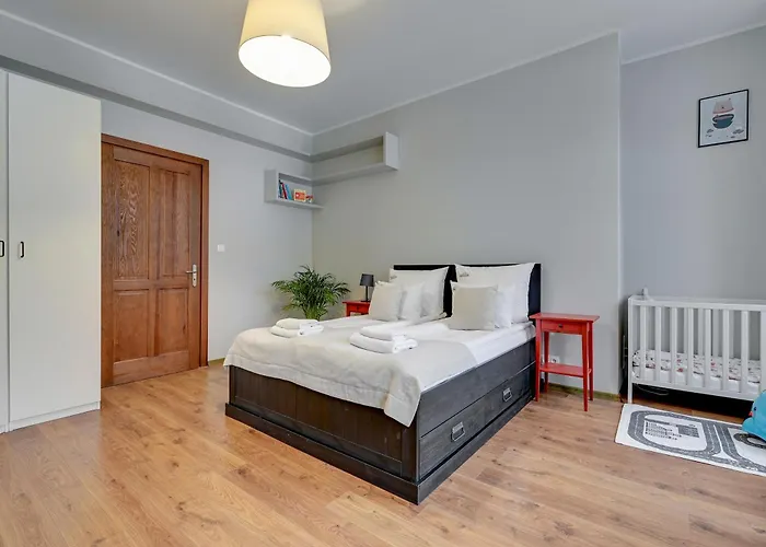 Center, Art House & Family By Downtown *