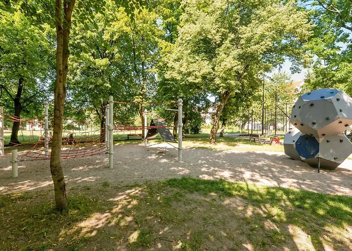 Center, Art House & Family By Downtown Daire